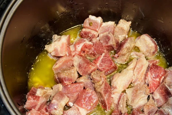 Cuisson de viande de porc hachée dans une mijoteuse — Photo