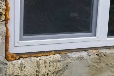 Modern PVC pencere inşaat köpük ile kurulum