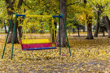 Şehir Parkı üzerinde sonbahar hızıyla boş çocuk