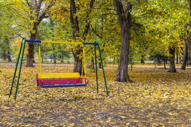 Şehir Parkı üzerinde sonbahar hızıyla boş çocuk
