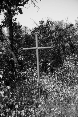 Mezarlıktaki eski haç. Siyah ve beyaz ton