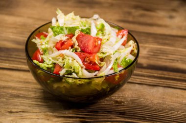 Ahşap masa üzerinde taze sebze salatası