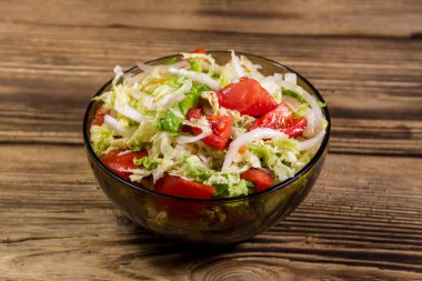 Ahşap masa üzerinde taze sebze salatası