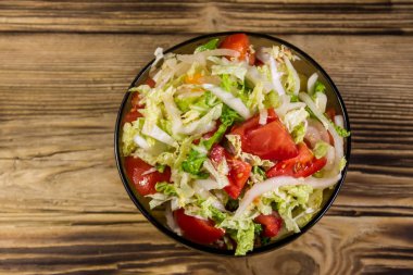 Ahşap masa üzerinde taze sebze salatası