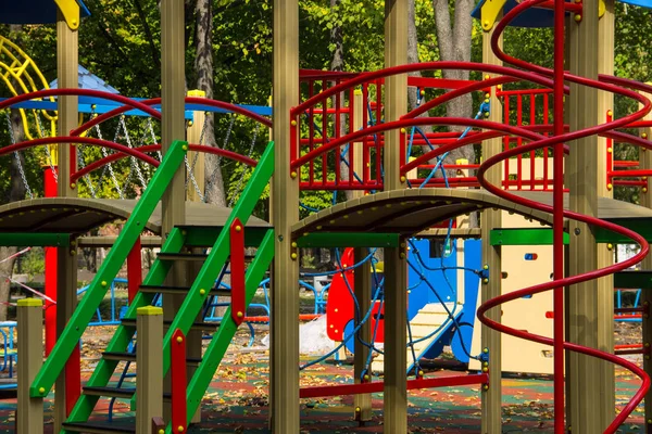 Giochi colorati per bambini nel parco pubblico — Foto Stock