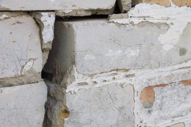 Bir ev duvarında büyük fisşuraya