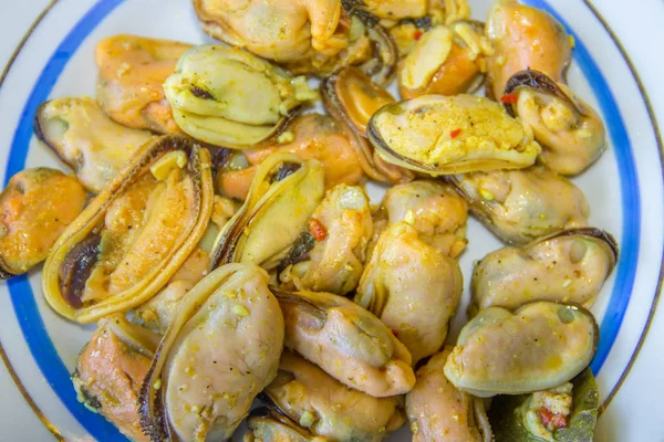 Cozze messe sotto aceto saporite su un piatto — Foto Stock