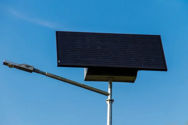 Energía eléctrica ecológica del panel solar utilizado para alumbrado público —  Fotos de Stock