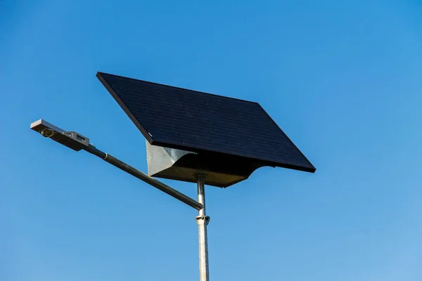 Energia elettrica ecologica dal pannello solare utilizzato per l'illuminazione stradale — Foto Stock