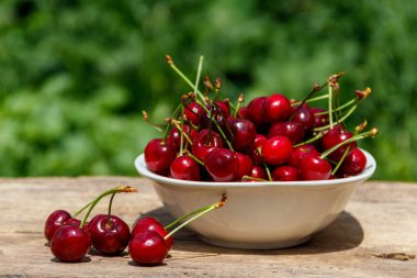 Rustik ahşap masa açık taze kiraz ile kase