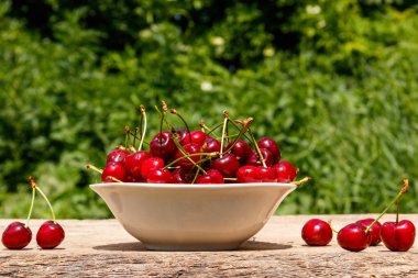 Rustik ahşap masa açık taze kiraz ile kase