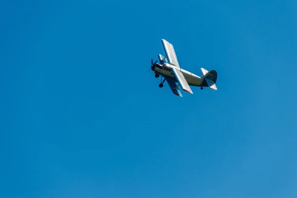 Tweevliegtuig vliegt in de blauwe lucht — Stockfoto