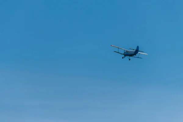 Tweevliegtuig vliegt in de blauwe lucht — Stockfoto