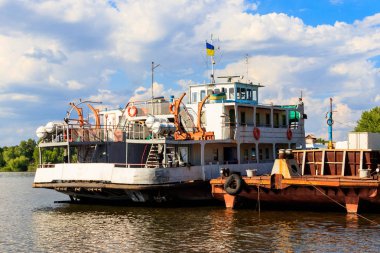 Dinyeper, Ukrayna nehrinde wharf adlı feribot