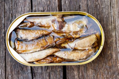 Rustik ahşap masa üzerinde sürüsünü açık teneke kutu