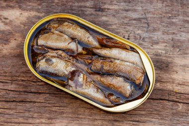 Rustik ahşap masa üzerinde sürüsünü açık teneke kutu