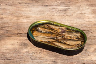 Rustik ahşap masa üzerinde sürüsünü açık teneke kutu