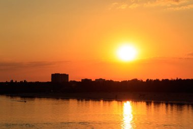 Kremenchug, Ukrayna 'daki Dinyeper Nehri üzerinde turuncu gün batımı
