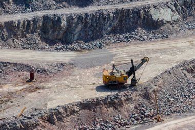 Granit ocağındaki maden kaynaklarının çıkarılması