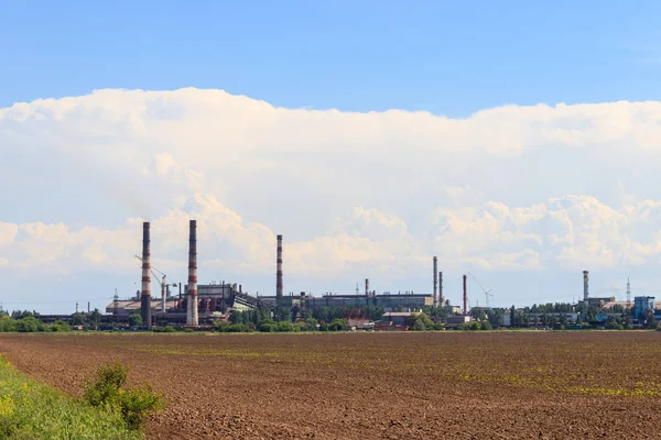 Teollisuusmaisema. Näkymä tehtaalle Nikopol, Dnepropetrovsk — kuvapankkivalokuva