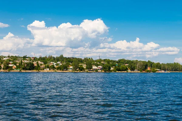 Uitzicht op Nikopol stad van Kakhovka reservoir, Oekraïne — Stockfoto
