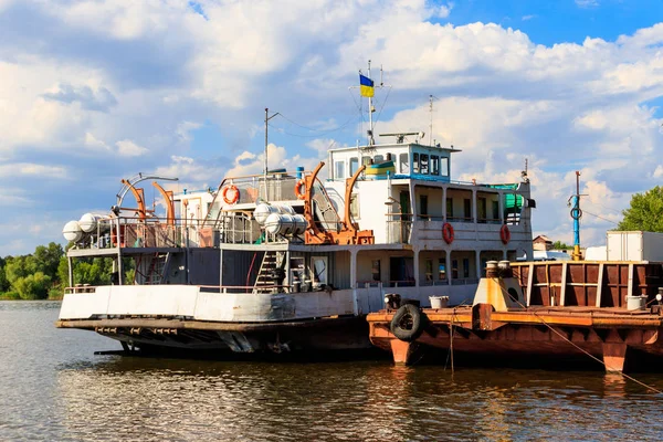 Ferryboat at the wharf on the river Dnieper, Ukraine — Stock Photo, Image