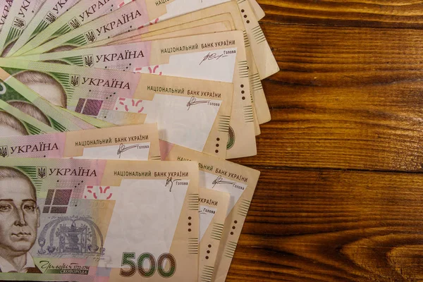 Ukrán valuta. 500 Hrivnya bankjegyek a fából készült íróasztalon — Stock Fotó