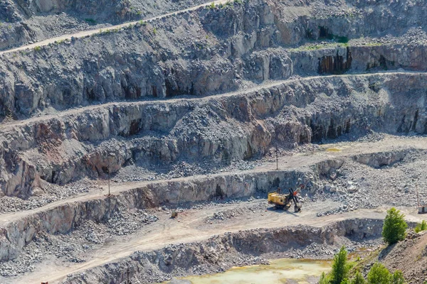 Extracción de recursos minerales en la cantera de granito — Foto de Stock