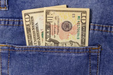 Kot pantolon cebinde on dolar banknot