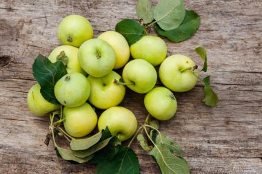 Köy ahşap masada taze olgun elmalar.