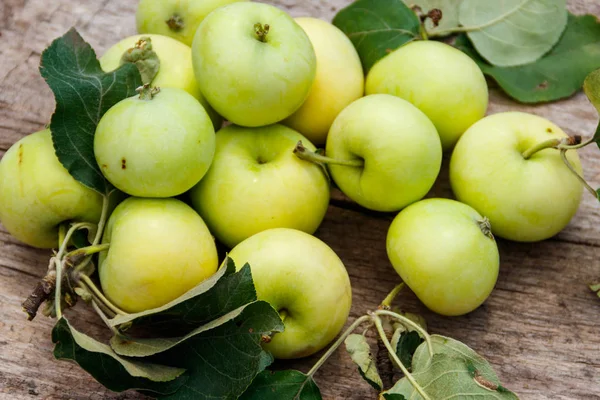 Köy ahşap masada taze olgun elmalar.