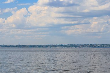 Ukrayna 'nın Kakhovka rezervuarından Nikopol kasabasının manzarası