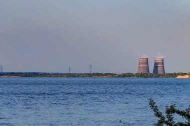 Kakhovka Rezervuarı ve Enerhodar kasabasının ufukta görünümü. Zaporizhia region, Ukrayna