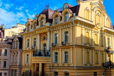 Ukrayna 'nın Kiev kentindeki Vozdvizhenka elit bölgesinin renkli evleri