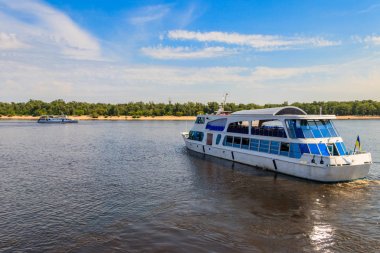 Turist gemisi Kiev 'deki Dinyeper nehrinden geçiyor.