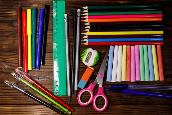 Conjunto de material de papelaria escolar na mesa de madeira. Voltar ao conceito de escola — Fotografia de Stock