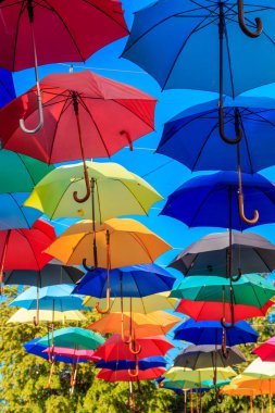 Şehir caddesinde çok renkli şemsiyeler. Şehir caddesi birçok renkli açık şemsiyelerle süslenmiştir.