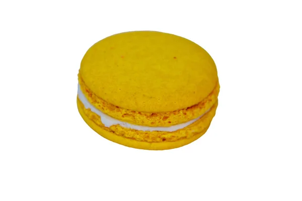 Macaron giallo saporito isolato su sfondo bianco — Foto Stock