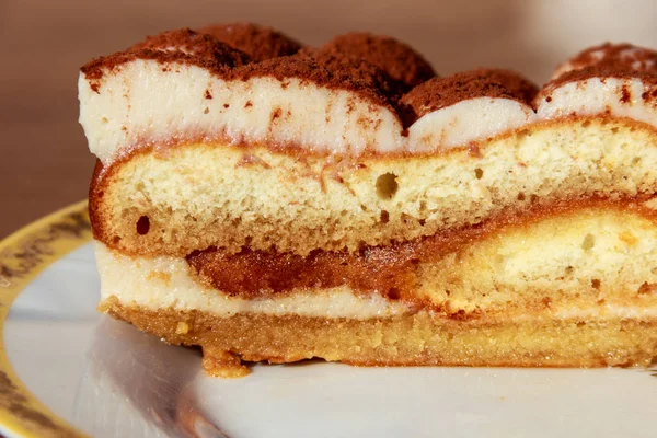 Traditionell italiensk dessert tiramisu på ett bord — Stockfoto