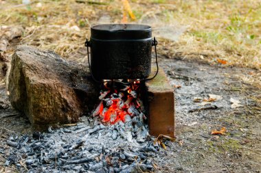 Kamp ateşinde yemek pişirmek