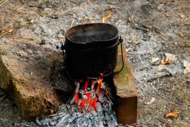 Kamp ateşinde yemek pişirmek