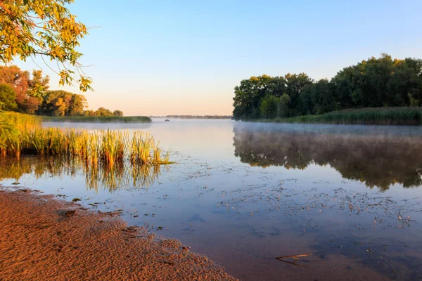 Vista del río en la niebla al amanecer. Niebla sobre el río por la mañana — Foto de Stock