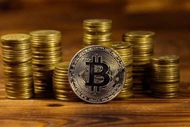 Gümüş bitcoin ve ahşap arka plan demir yığınları
