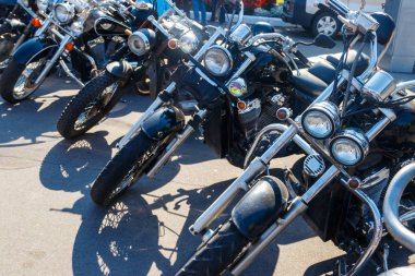 Şehir caddesine park etmiş motosiklet sırası