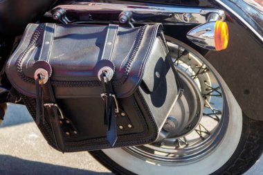 Motorsiklet kapağında deri bir motosiklet çantası. Motosikletli konsept seyahat