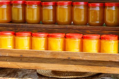 Bir rafta farklı bal çeşitleri kavanoz