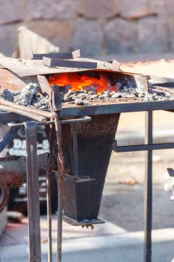 Demir ocağında sıcak kömür.