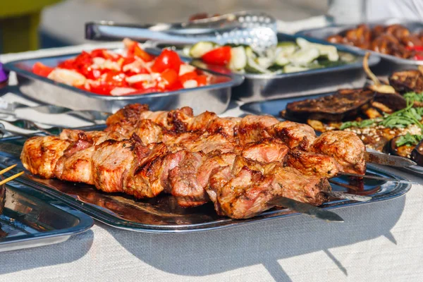 Shish kebab y otros alimentos callejeros en una mesa —  Fotos de Stock