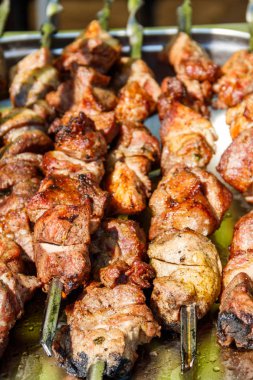 Şişler üzerinde şiş kebap yakın çekim. Izgarada pişirilen domuz shashlik