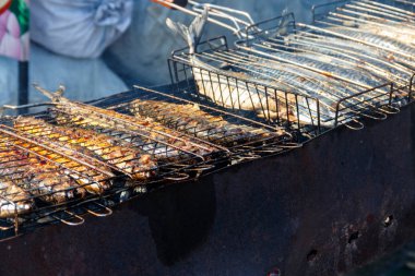 Izgarada uskumru pişiyor.